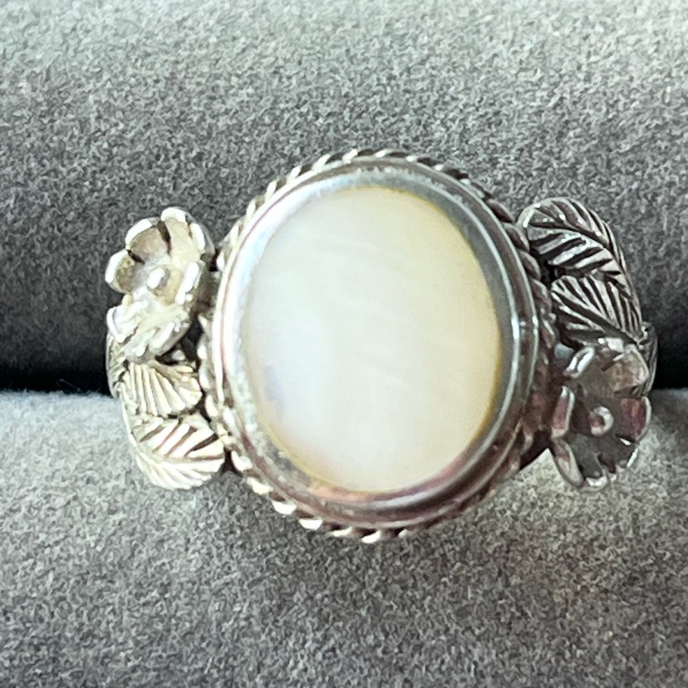 Vintage 925 Sterling Silver Floral Ring with Mother of Pearl Inlay Size 7.5